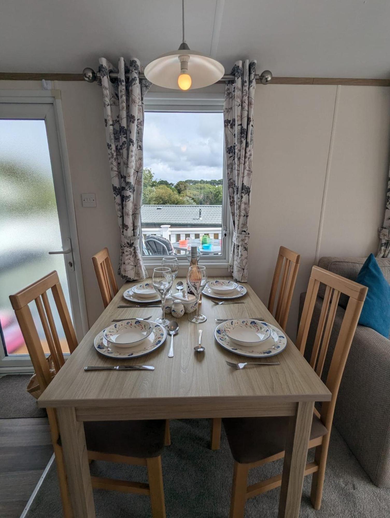 Lovely Bright And Airy Caravan On The 5 Star Shorefield Country Park Entertainment Passes Included Milford on Sea Exterior photo