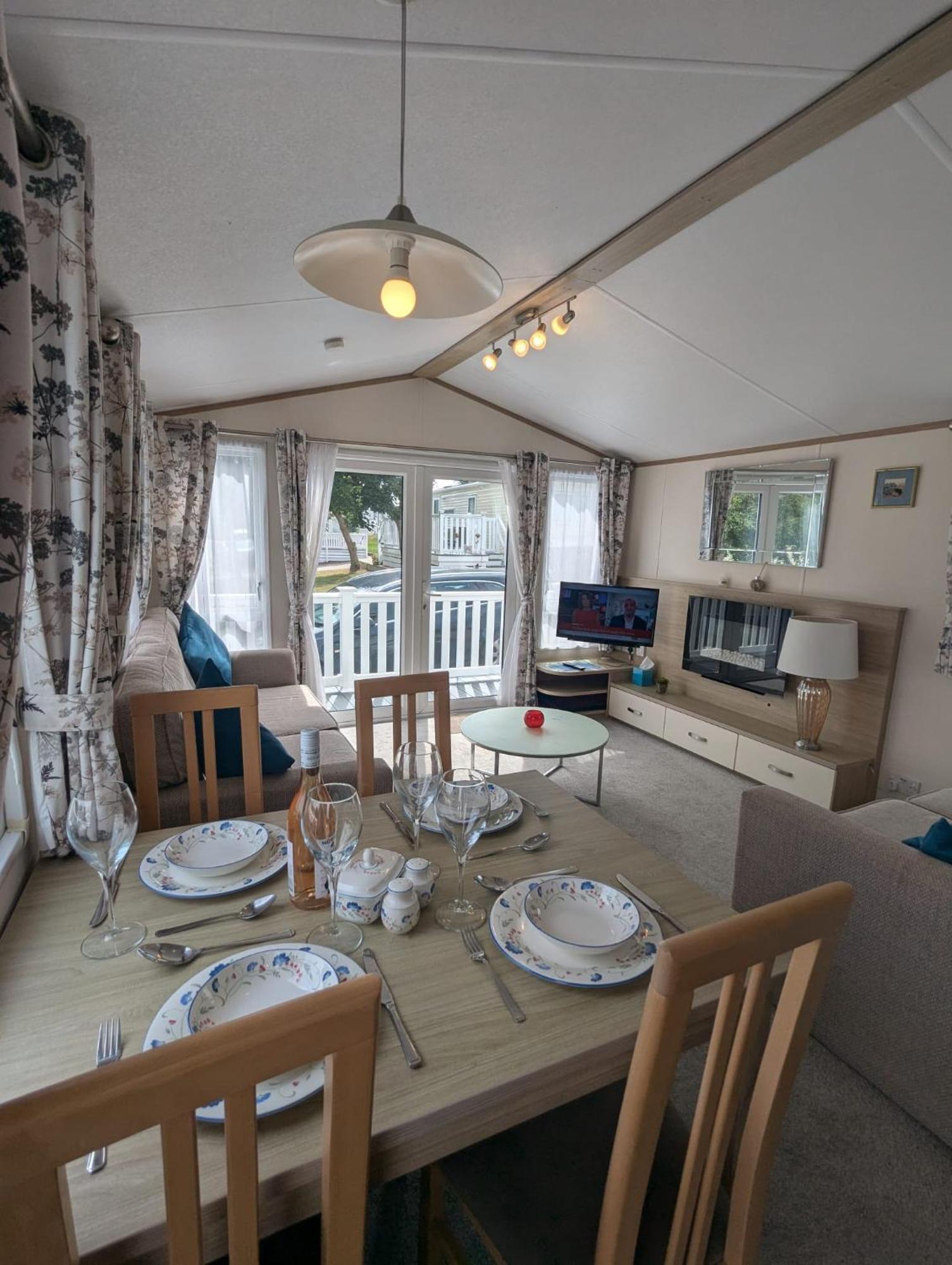 Lovely Bright And Airy Caravan On The 5 Star Shorefield Country Park Entertainment Passes Included Milford on Sea Exterior photo