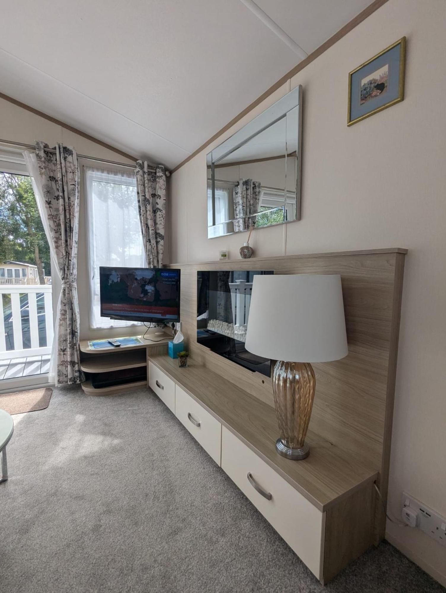Lovely Bright And Airy Caravan On The 5 Star Shorefield Country Park Entertainment Passes Included Milford on Sea Exterior photo